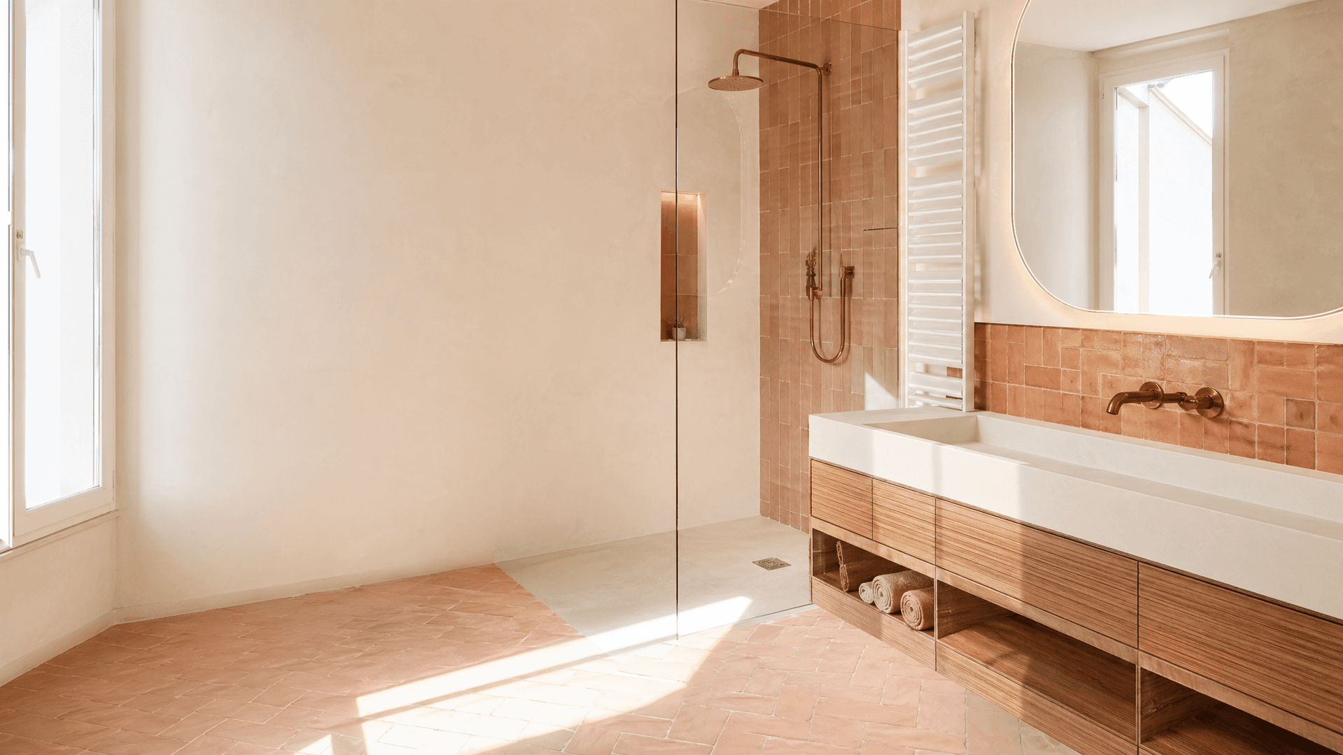 Salle de bain rénovée en Île-de-France : douche italienne et finitions coordonnées