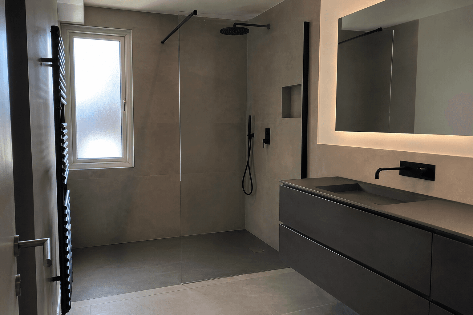 Salle de bain rénovée en Île-de-France : douche, meuble vasque et finitions claires