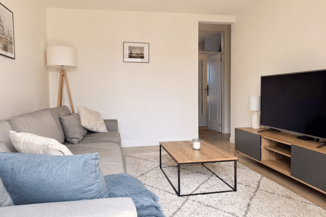 Appartement rénové par La Référence Travaux en Île-de-France : séjour et finitions