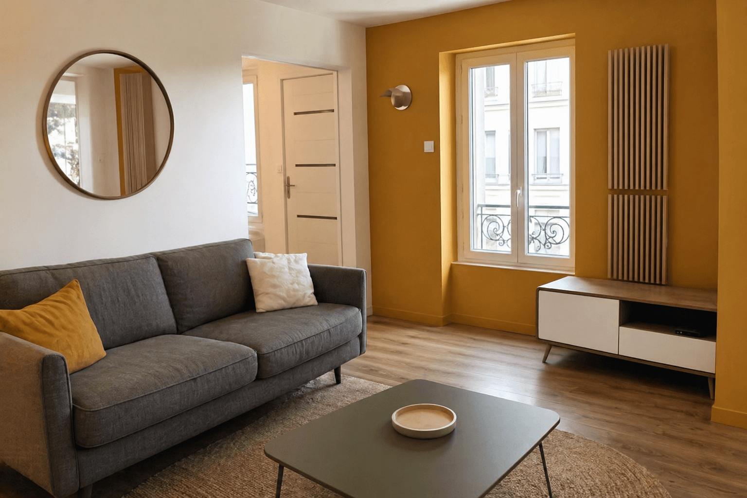 Maison en cours de rénovation avec échafaudages et matériaux de construction