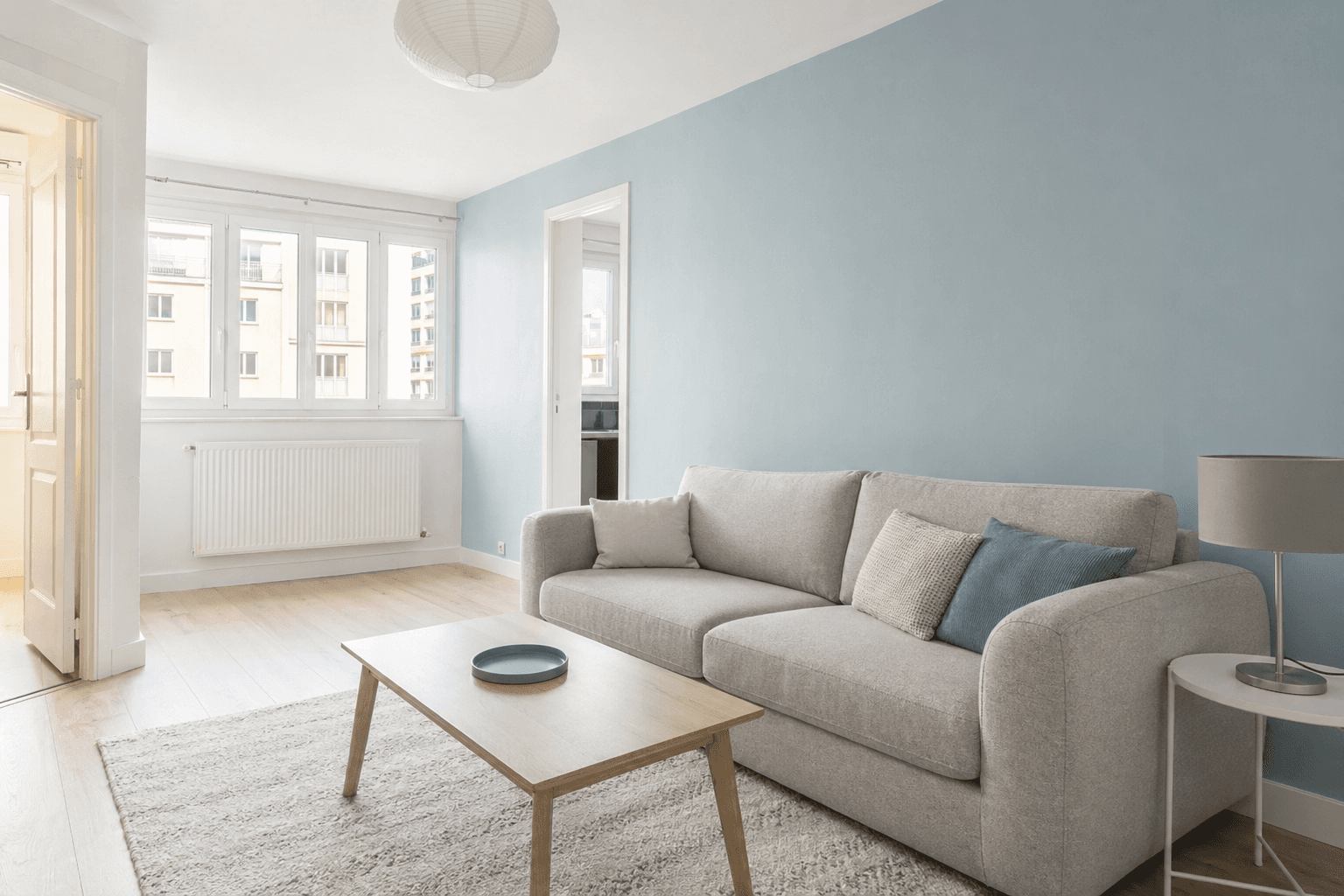 Propriétaire comparant des devis de rénovation sur une table