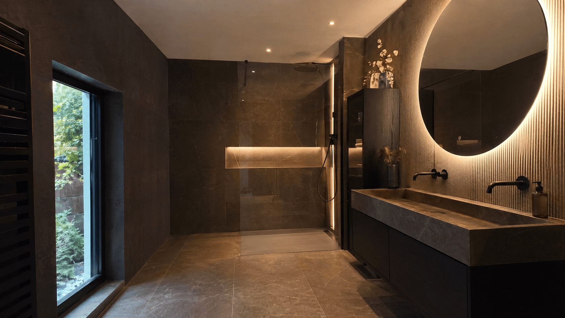 Salle de bain adaptée en Île-de-France : douche accessible et barres d’appui