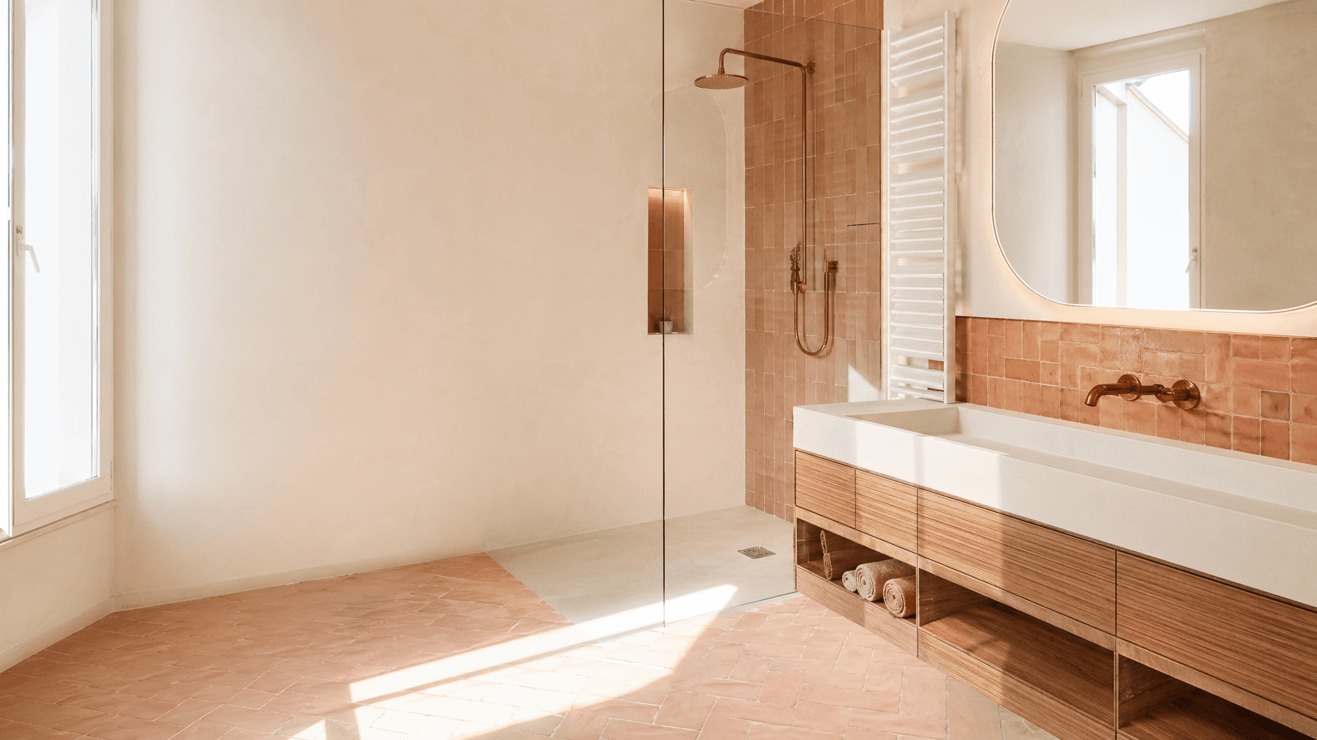 Salle de bain rénovée en Île-de-France : douche italienne et finitions coordonnées