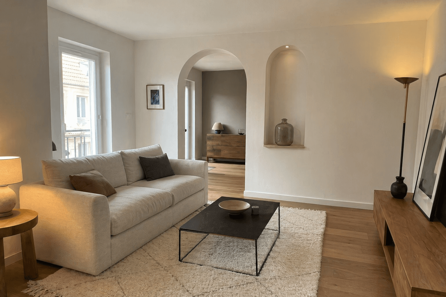 Appartement en cours de rénovation avec outils et matériaux