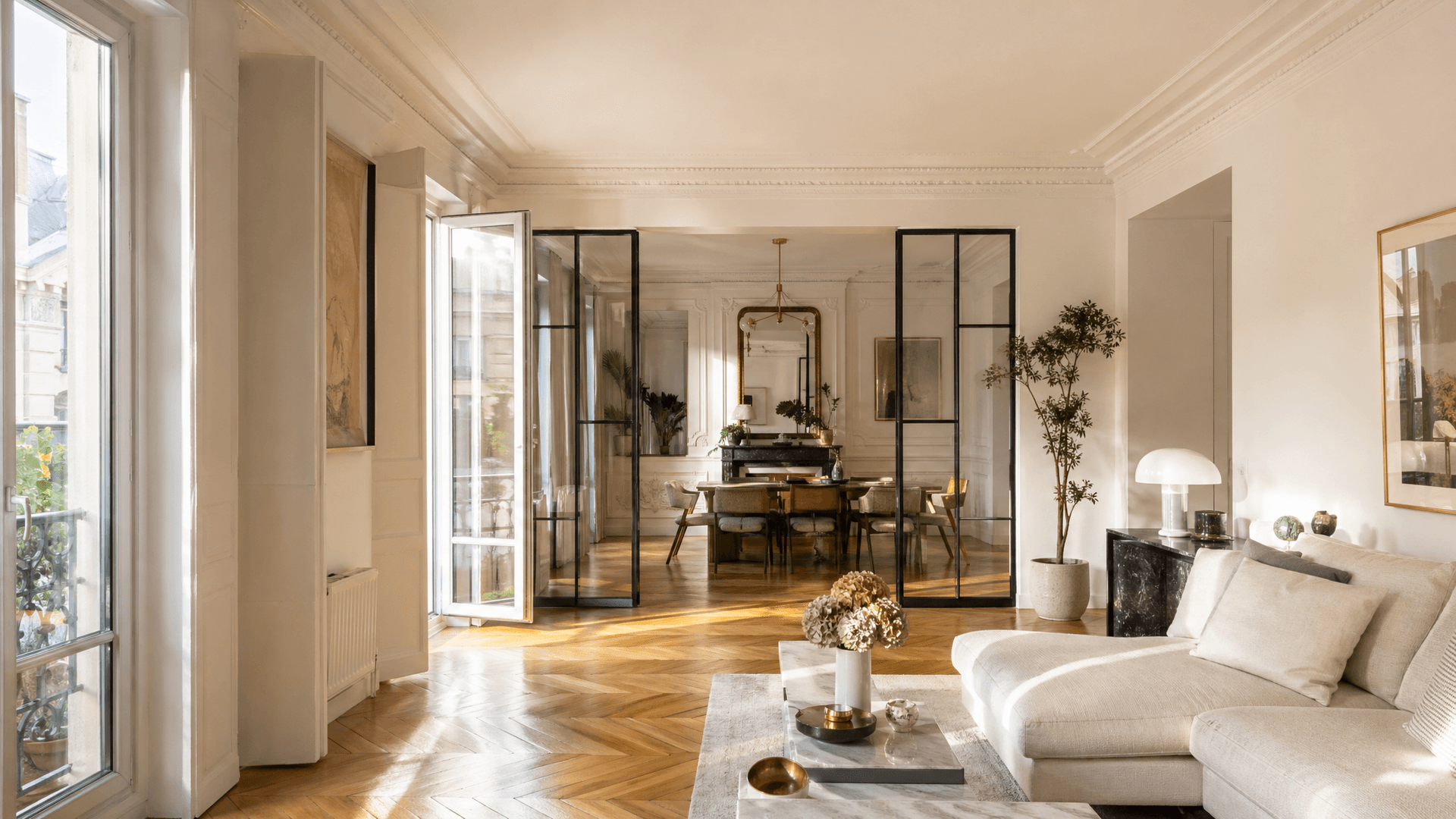 Grand appartement rénové en Île-de-France : vue séjour et volumes ouverts