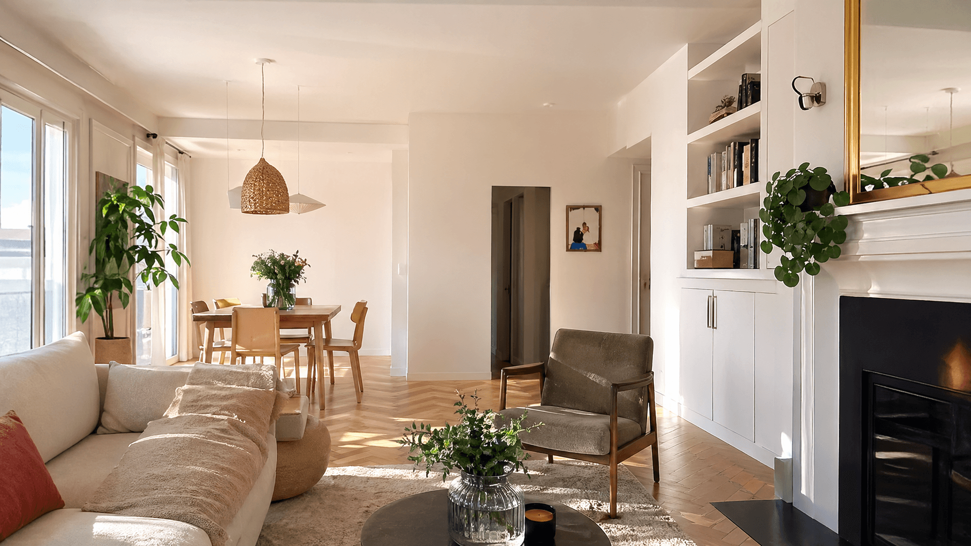 Maison rénovée en Île-de-France : façade, jardin et volumes intérieurs