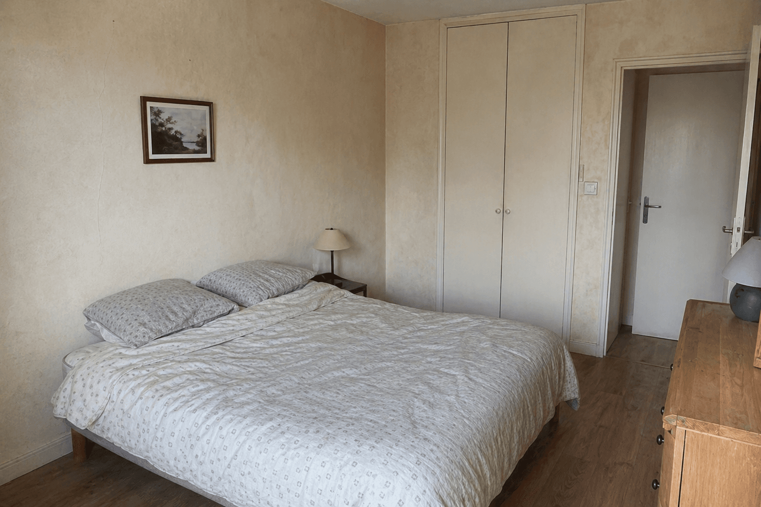 Chambre parentale avant travaux à Puteaux : rangements et sol à reprendre