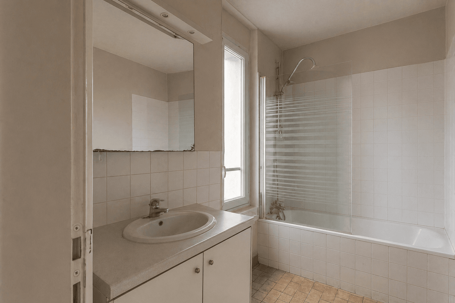 Petite salle de bain avant travaux à Versailles