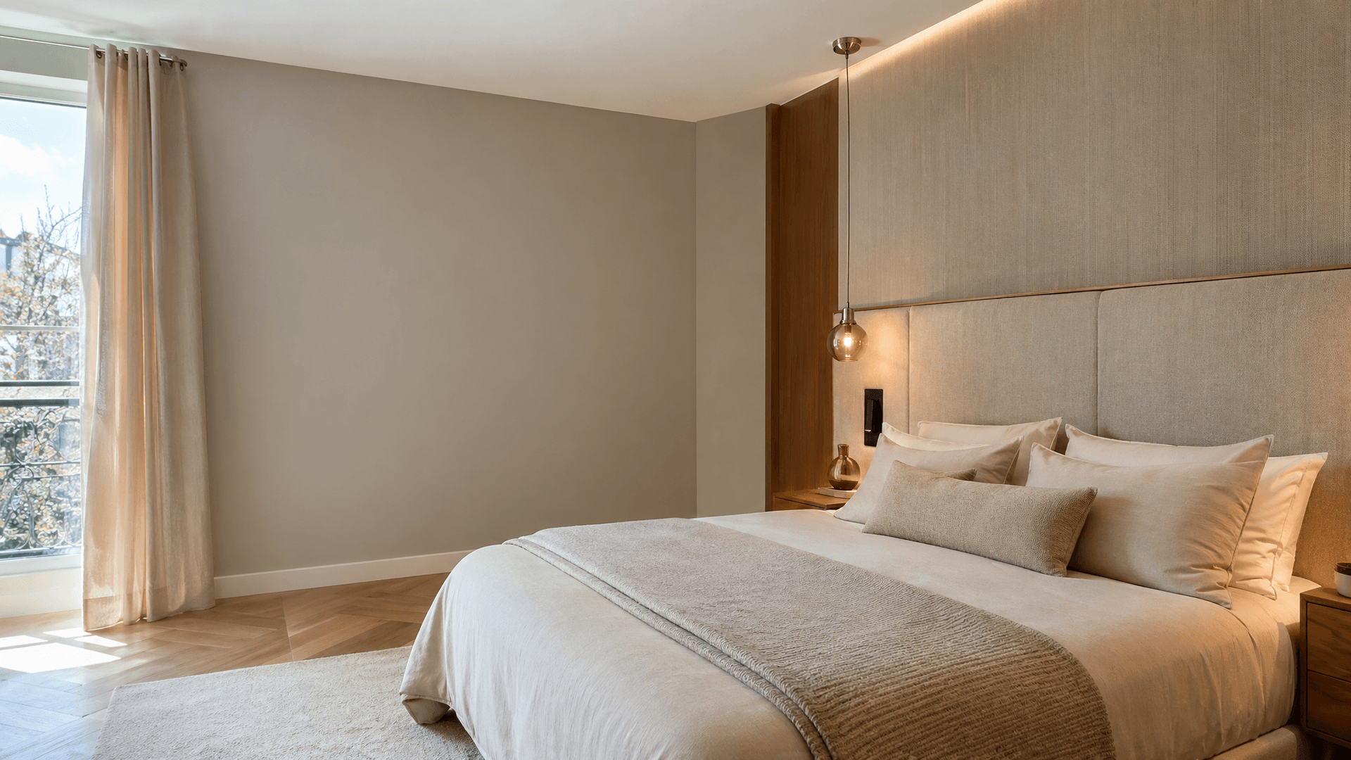 Chambre rénovée, literie, rangements et peinture soignée