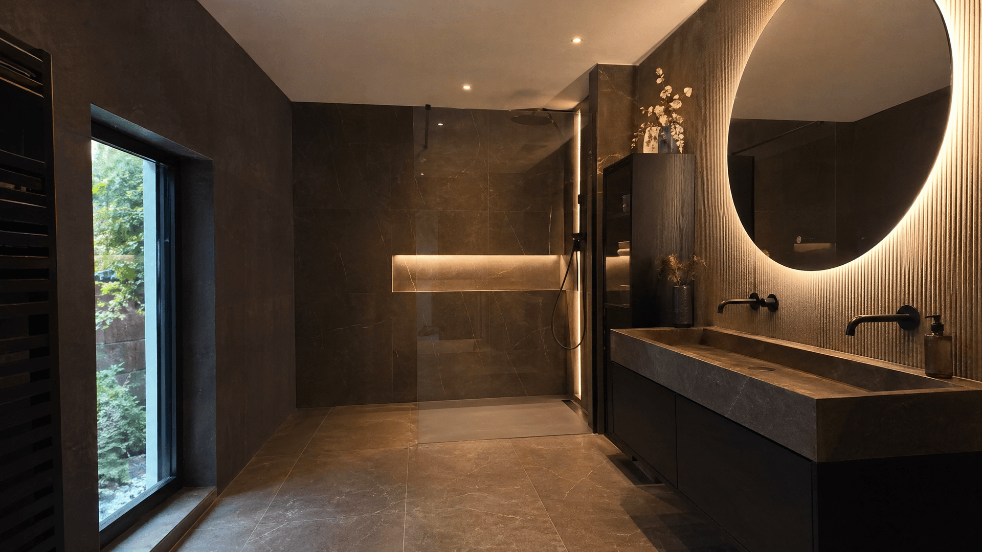 Salle de bain adaptée en Île-de-France : douche accessible et barres d’appui