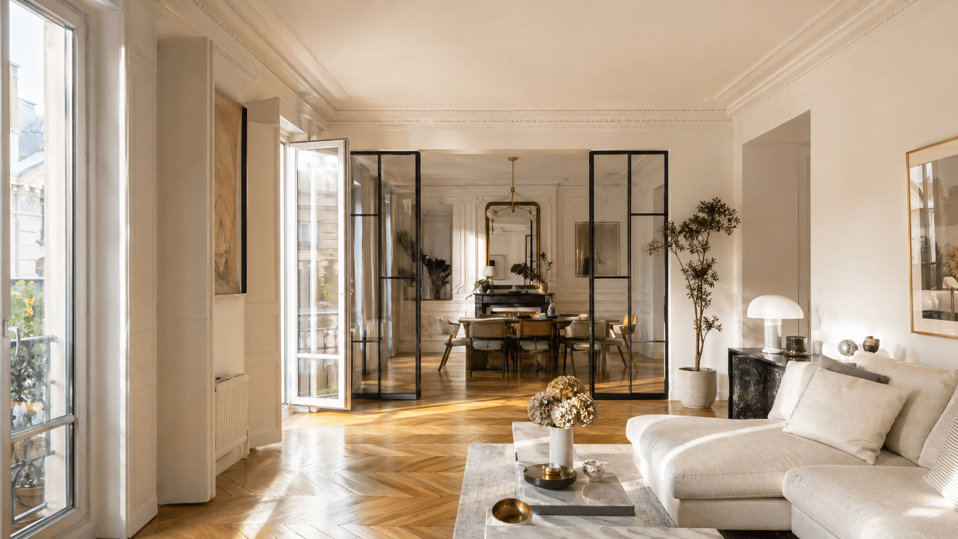 Grand appartement rénové en Île-de-France : vue séjour et volumes ouverts