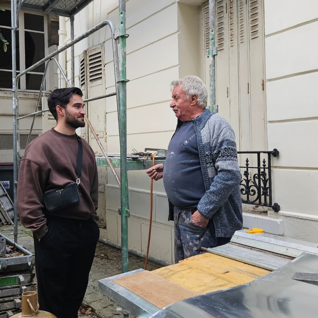 Échange sur chantier entre référent La Référence Travaux et artisan en Île-de-France