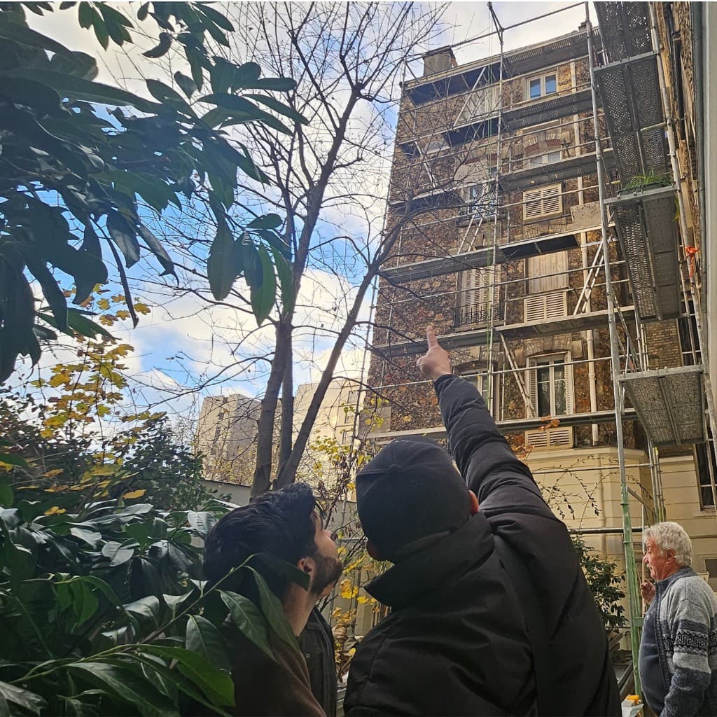 Visite de chantier sur façade en échafaudage, coordination en Île-de-France